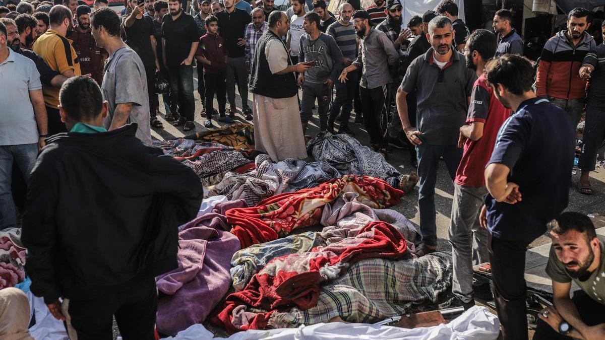 Cadáveres de gazatíes muertos en los bombardeos en las inmediaciones del Hospital Al-Shifa.