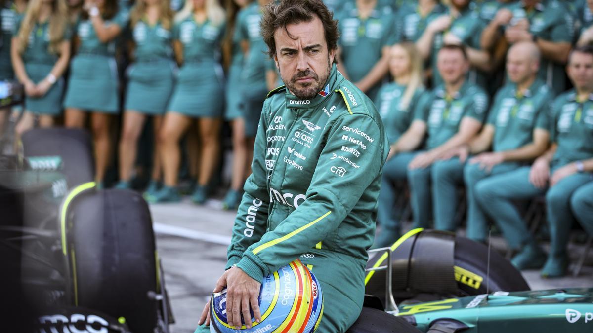 Fernando Alonso, junto al equipo que conformó Aston Martin la pasada temporada.