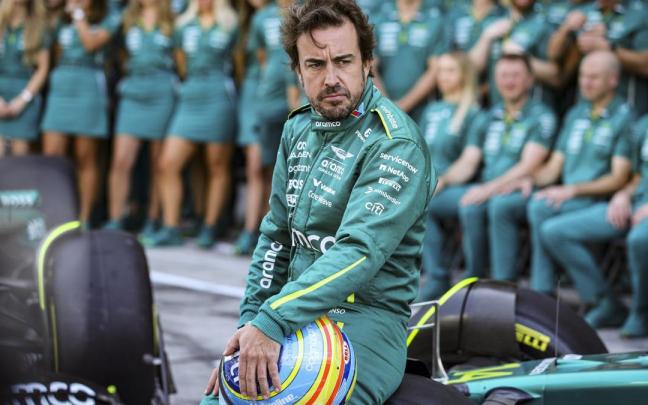 Fernando Alonso, junto al equipo que conformó Aston Martin la pasada temporada.
