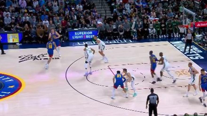 Imagen del encuentro entre los Nuggets y los Bucks.