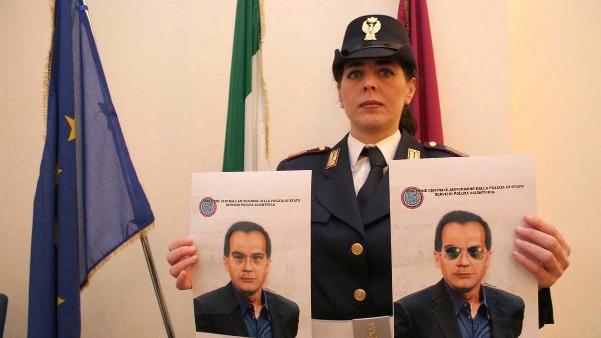 La Policía italiana muestra dos retratos robot del capo de la mafia siciliana, Matteo Messina Denaro.