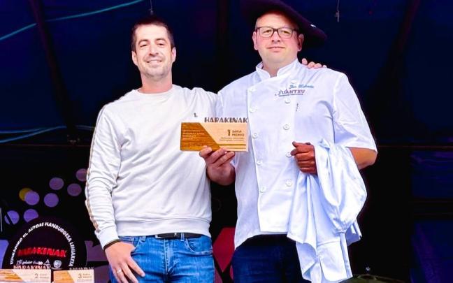 Jon Zulueta de la carnicería Juantxu de Zalla recogiendo el primer premio de la categoría tradicional junto al alcalde de Amurrio, Txerra Molinuevo / Ayuntamiento de Amurrio Jon Zulueta de la carnicería Juantxu de Zalla recogiendo el primer premio de la categoría tradicional junto al alcalde de Amurrio, Txerra Molinuevo