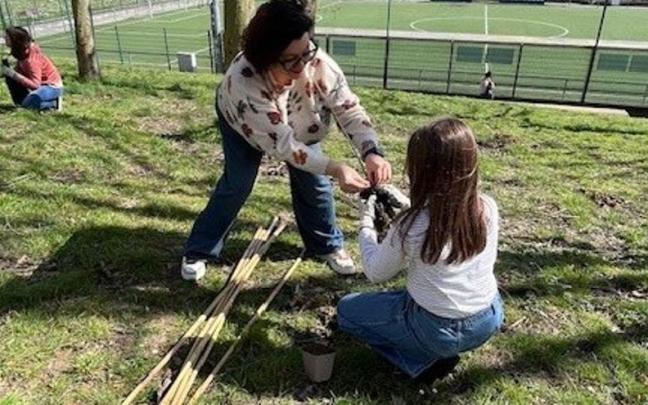 Escolares de Basauri en una edición anterior de la jornada de plantación