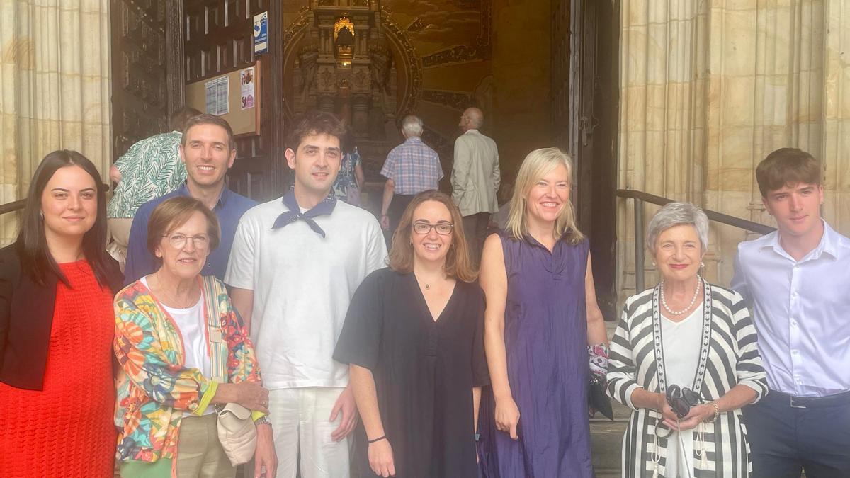 Autoridades y Gloria Urtiaga, viuda del exlehendakari Ardanza, con su nieto a la entrada de la misa de San Valentín en Elorrio