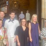 Autoridades y Gloria Urtiaga, viuda del exlehendakari Ardanza, con su nieto a la entrada de la misa de San Valentín en Elorrio