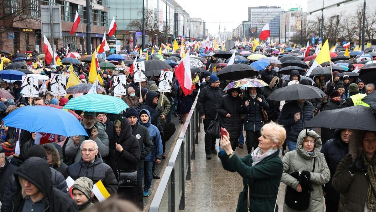 Marcha por las calles de Varsovia en el 18º aniversario de la muerte de Juan Pablo II.