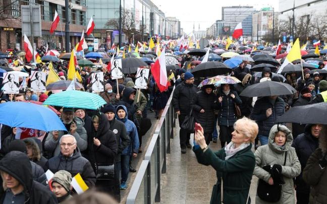 Marcha por las calles de Varsovia en el 18º aniversario de la muerte de Juan Pablo II.