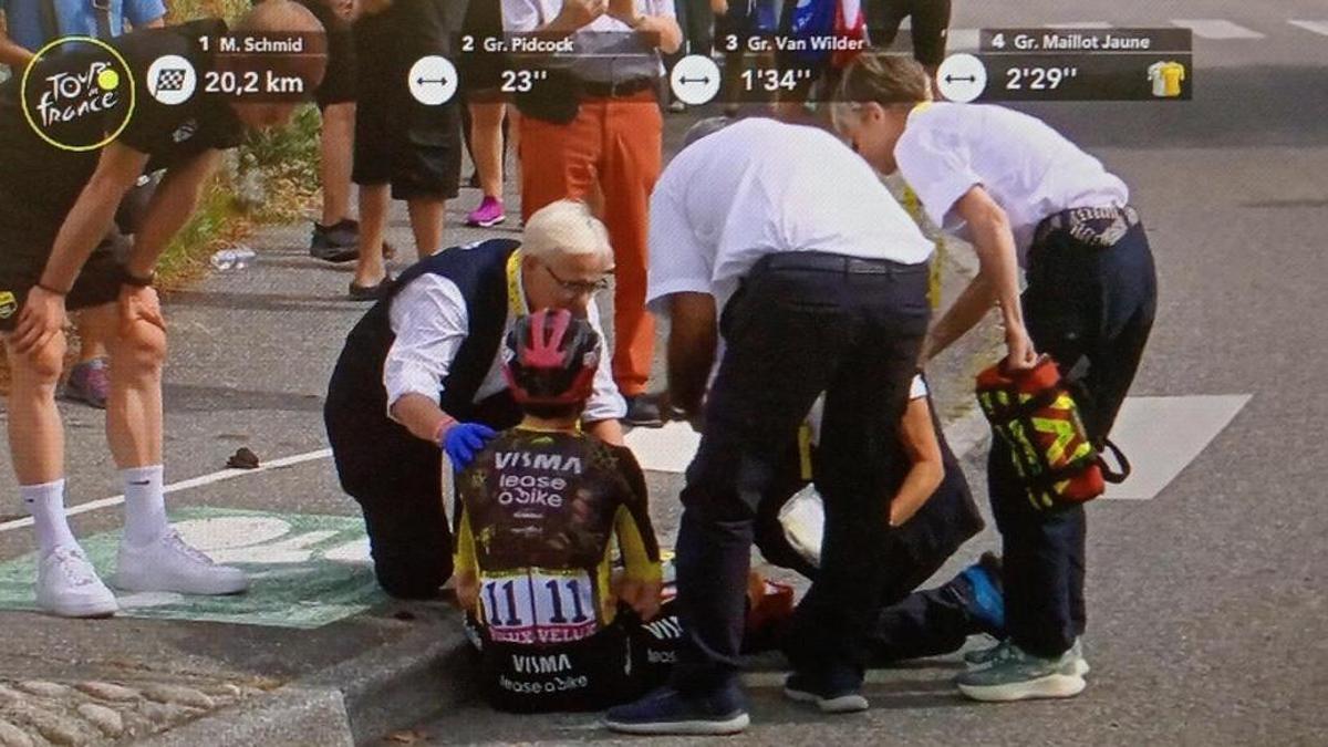 Visma se duele en el suelo tras la caída.