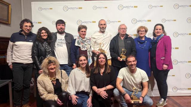 Entrega de premios a los galardonados en el salón de plenos de Azkoitia.