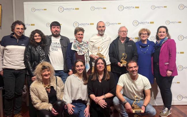 Entrega de premios a los galardonados en el salón de plenos de Azkoitia.