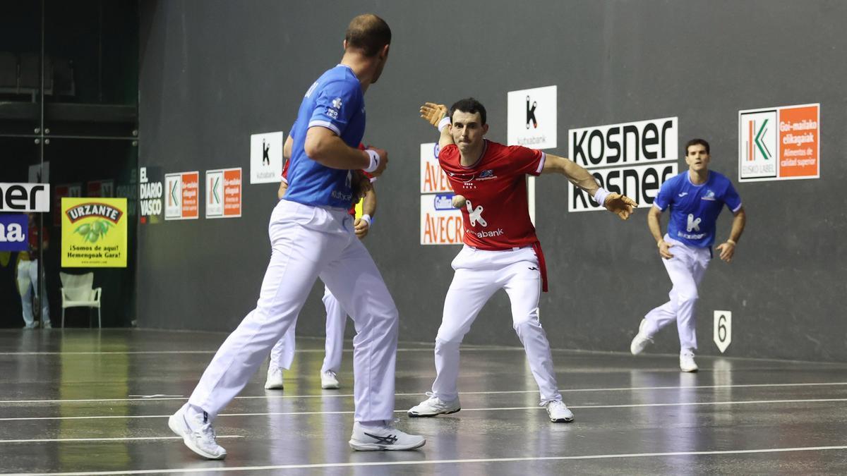 Altuna III y Ezkurdia superan a Elordi-Zabaleta en la primera jornada de la liguilla de semifinales del Campeonato de Parejas en el Atano III de Donostia.