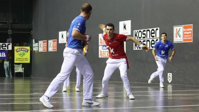 Altuna III y Ezkurdia superan a Elordi-Zabaleta en la primera jornada de la liguilla de semifinales del Campeonato de Parejas en el Atano III de Donostia.