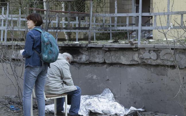 Un hombre junto al cuerpo de un familiar fallecido en Kiev durante los bombardeos del jueves. Un hombre junto al cuerpo de un familiar fallecido en Kiev durante los bombardeos del jueves.