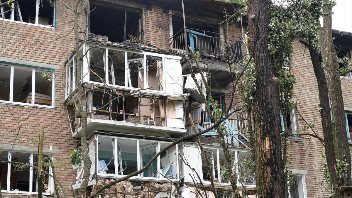 Vista de un bloque de apartamentos dañado por el ataque con misiles y drones rusos ocurrido durante la noche en Kiev.
