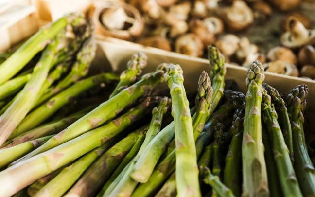 Una caja de espárragos trigueros, o verdes, en un puesto del mercado.