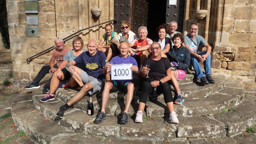 Josemari Pascual, con sus familiares y amigos y el grupo de sorianos que ha visitado La Antigua.