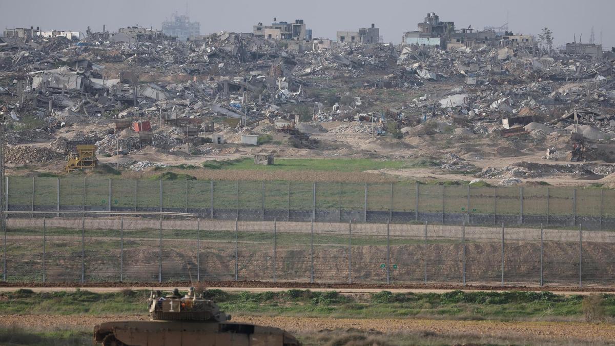 Un tanque israelí en una posición cerca de la frontera israelí con la Franja de Gaza