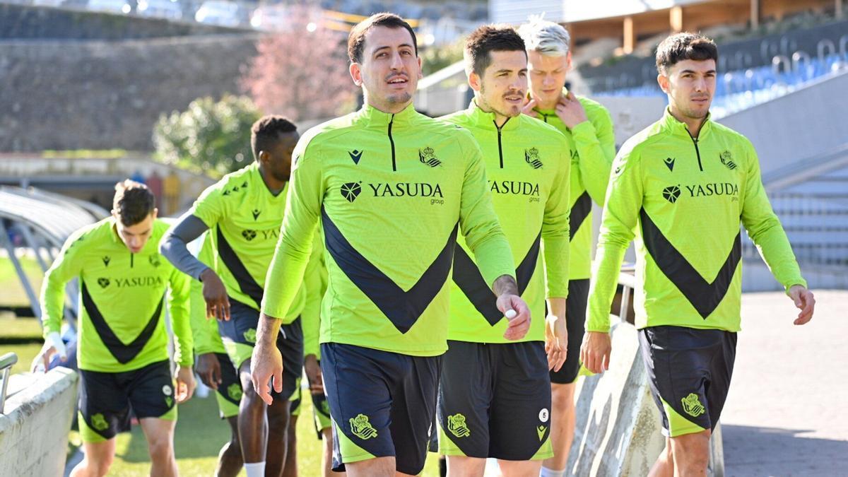 Los jugadores realistas salen a entrenar ayer por la mañana en Zubieta. / ARNAITZ RUBIO