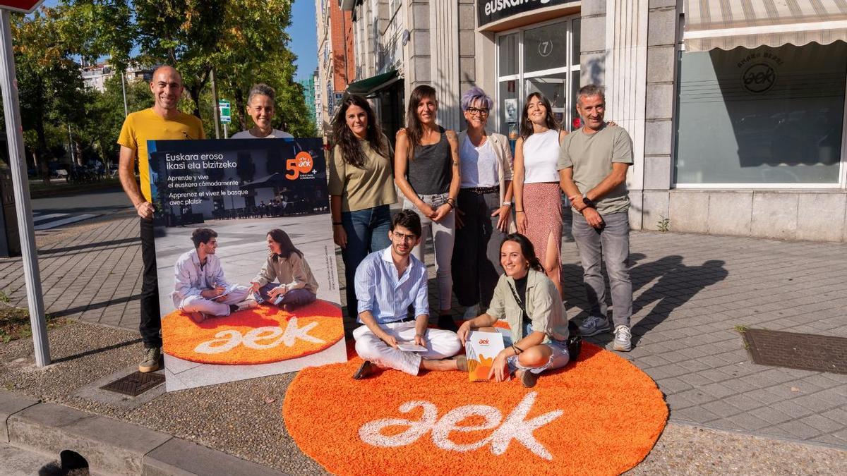 AEK ha presentado este miércoles en Donostia su campaña 'Euskara eroso ikasi eta bizi/Aprende y vive el euskera cómodamente/Apprenez et vivez le basque avec plaisir'