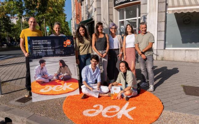 AEK ha presentado este miércoles en Donostia su campaña 'Euskara eroso ikasi eta bizi/Aprende y vive el euskera cómodamente/Apprenez et vivez le basque avec plaisir'