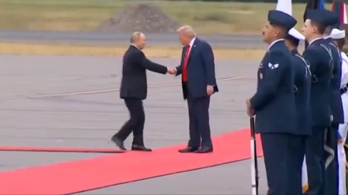 Vladimir Putin y Donald Trump se estrechan la mano a la llegada del presidente ruso a Anchorage