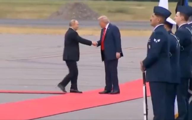 Vladimir Putin y Donald Trump se estrechan la mano a la llegada del presidente ruso a Anchorage