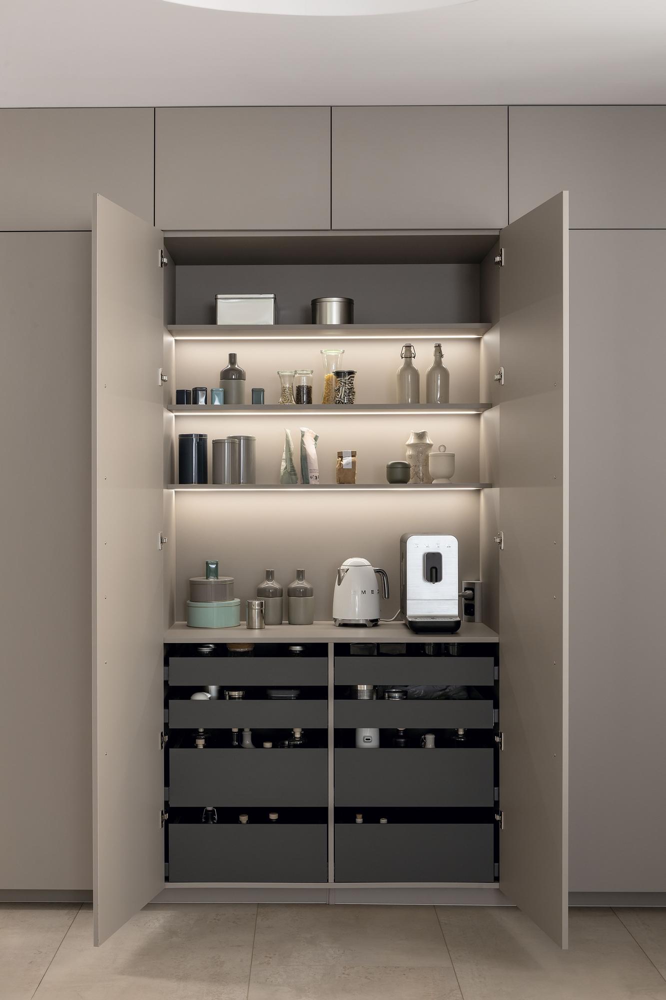 Un mueble integra y oculta el espacio destinado al desayuno.