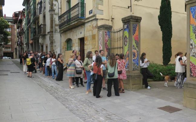 Urretxuarras haciendo cola para comprar los tique de la comida.