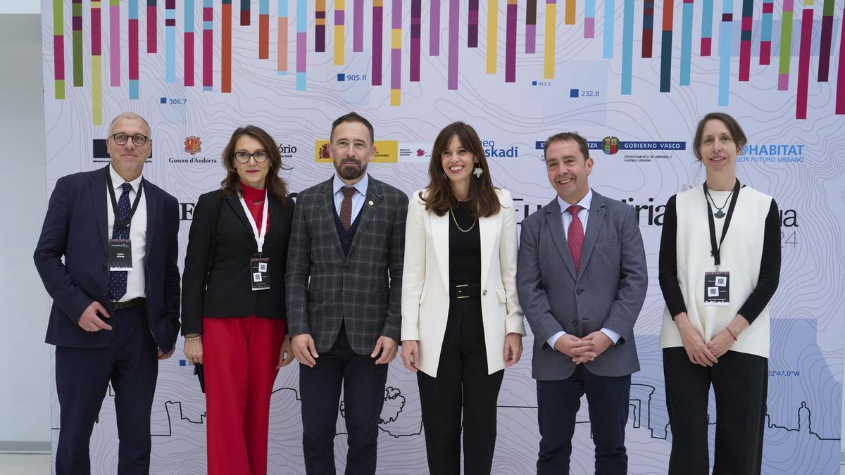 El viceconsejero de Planificación Territorial y Agenda Urbana, Juan Carlos Abascal (2d), en el congreso 'EuskalHiria' junto al consejero de Vivienda y Agenda Urbana, Denis Itxaso (3i) y la alcaldesa de Vitoria, Maider Etxebarria (3d).