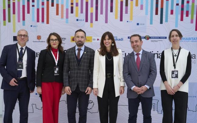 El viceconsejero de Planificación Territorial y Agenda Urbana, Juan Carlos Abascal (2d), en el congreso 'EuskalHiria' junto al consejero de Vivienda y Agenda Urbana, Denis Itxaso (3i) y la alcaldesa de Vitoria, Maider Etxebarria (3d).