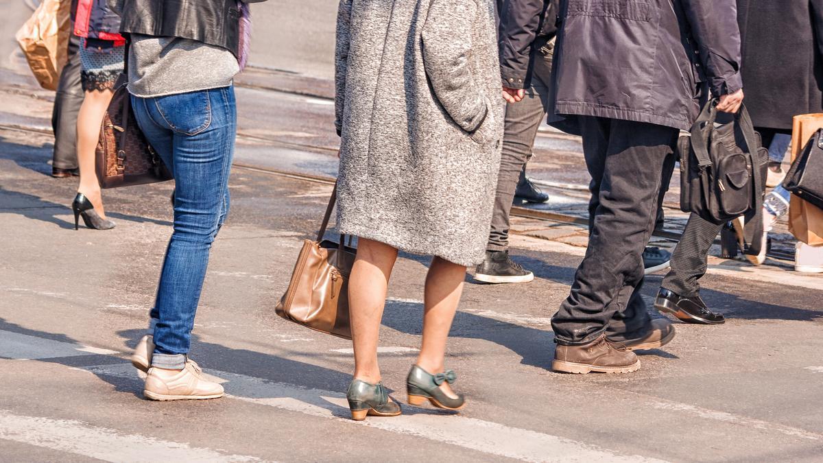 Un grupo de personas cruza un paso de cebra.