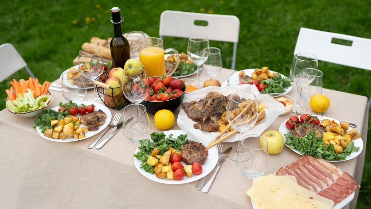 Mesa con la comida lista para degustar al aire libre.
