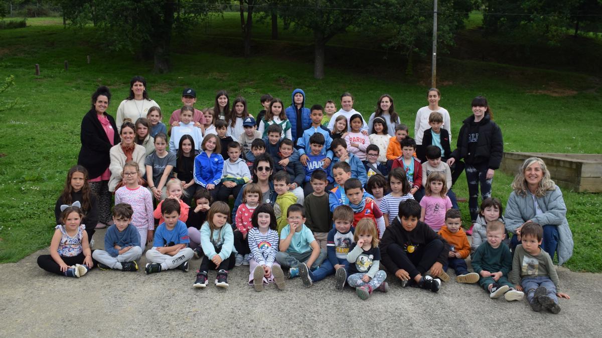 Ezkio-Itsasoko eskolako ikasleak eta irakasleak.