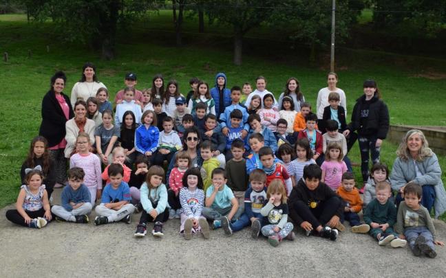 Ezkio-Itsasoko eskolako ikasleak eta irakasleak.