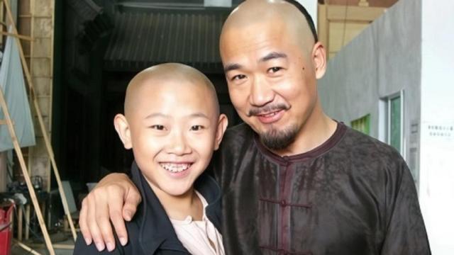 El actor chino Hou Xiang, a la izquierda.