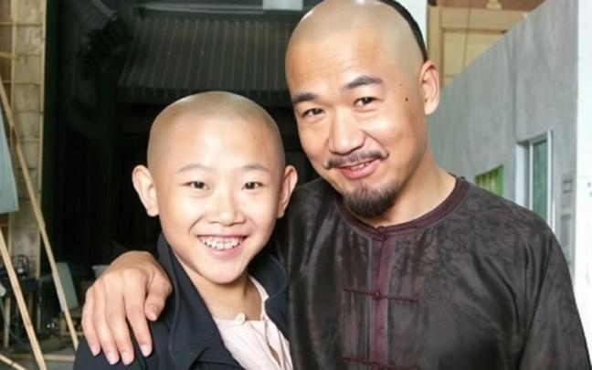 El actor chino Hou Xiang, a la izquierda.