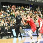 Kristian Kullamäe penetra a canasta en la última visita del Granada a Miribilla. / JOSÉ MARI MARTÍNEZ