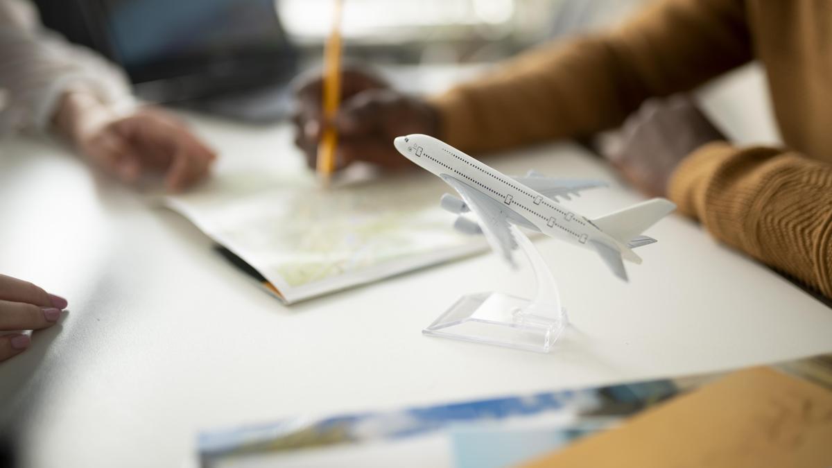 Imagen de archivo de dos personas en una agencia de viajes.