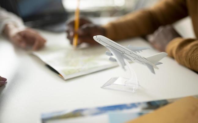 Imagen de archivo de dos personas en una agencia de viajes.