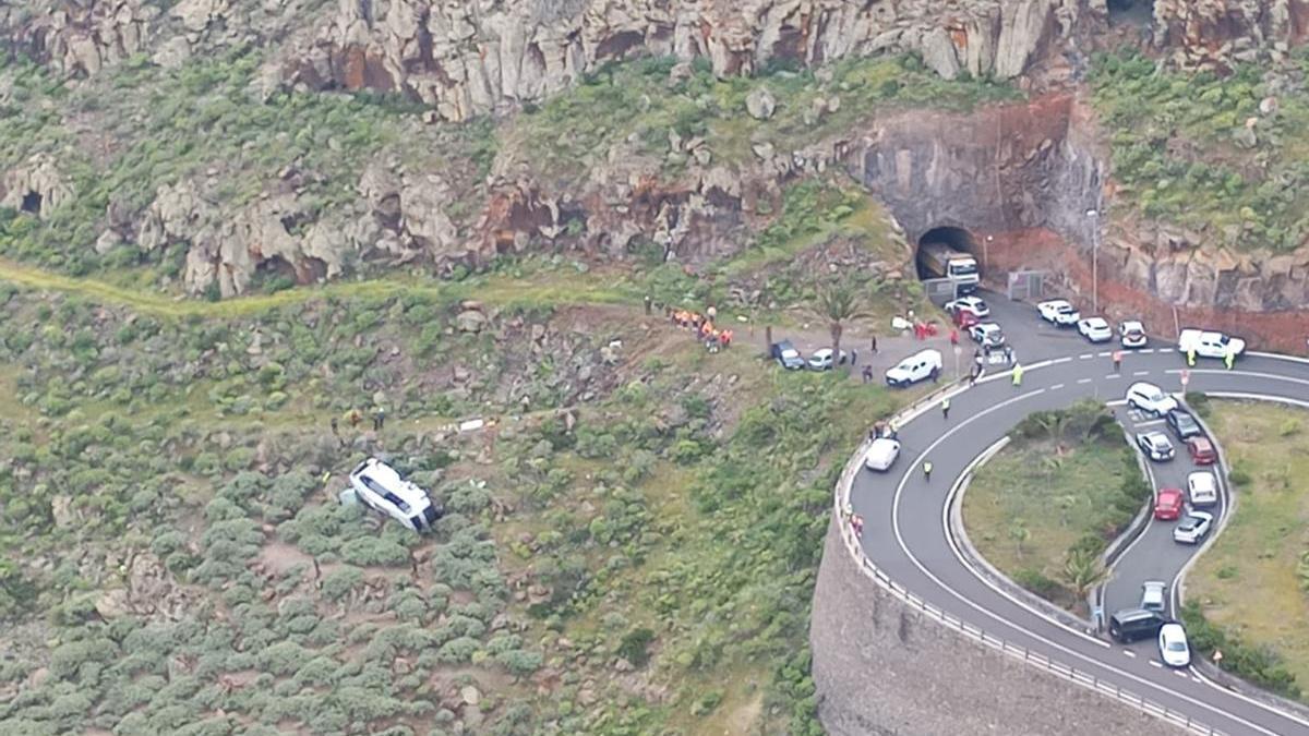Estado en el que ha quedado el autobús tras precipitarse.