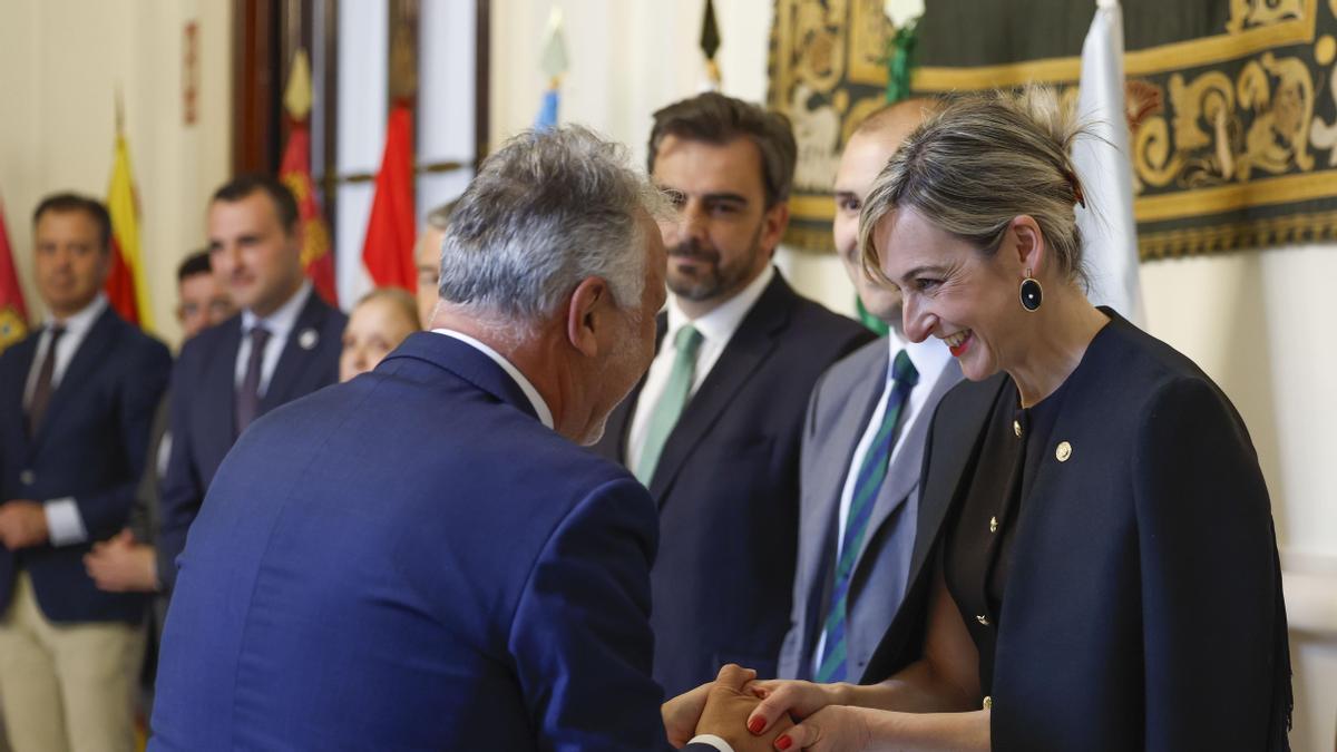 El ministro de Política Territorial, Ángel Víctor Torres, con la consejera de Autogobierno, Maria Ubarretxena, en una imagen de archivo