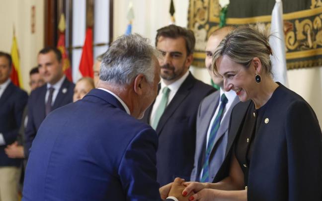 El ministro de Política Territorial, Ángel Víctor Torres, con la consejera de Autogobierno, Maria Ubarretxena, en una imagen de archivo