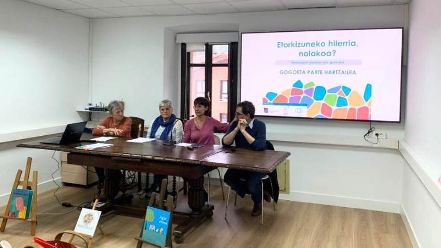 Sesión de un proceso participativo de Hil Arte Bizi, orientado a la reflexión colectiva.