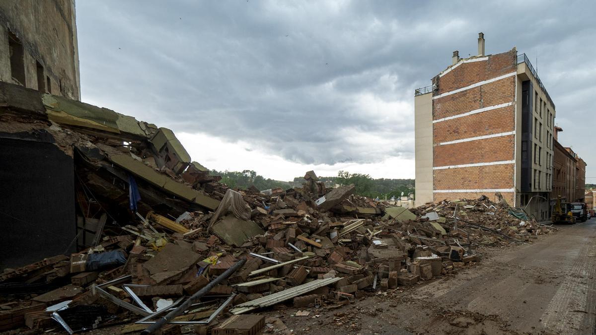 Se derrumba un edificio de cinco plantas en el centro de Teruel desalojado previamente