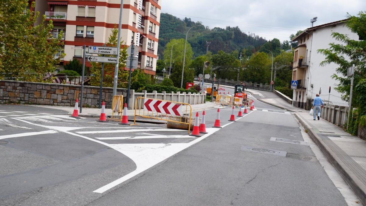 Carril cerrado por obras en Ordizia.