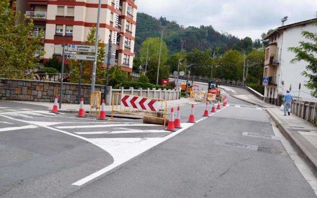 Carril cerrado por obras en Ordizia.