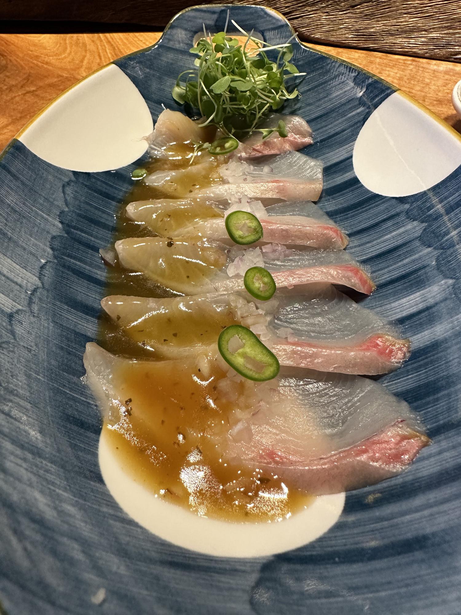 Pez limón con ceviche de jalapeños, del Kuma.