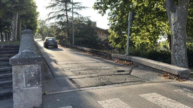 Carril de subida desde el entorno de Correos donde se instalará el tobogán gigante.