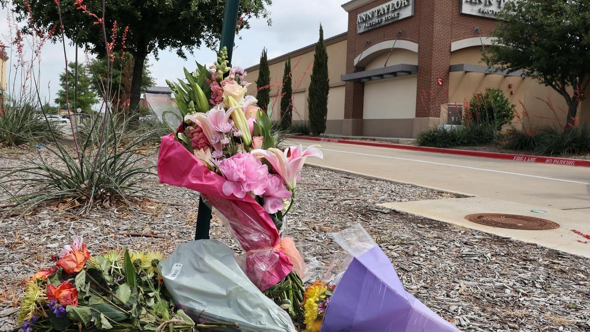 Un ramo de flores depositado ante el centro comercial donde se produjo el tiroteo