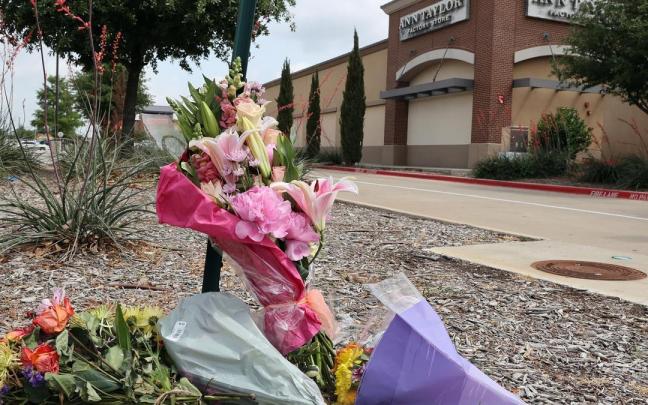 Un ramo de flores depositado ante el centro comercial donde se produjo el tiroteo
